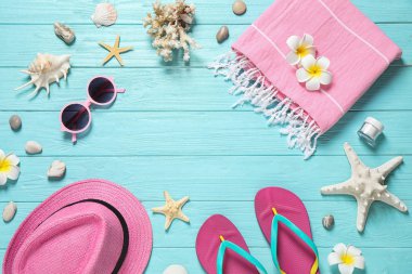 Açık mavi ahşap arka plan üzerinde şık plaj aksesuarları ile Düz döşeme kompozisyon, metin için alan