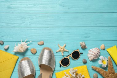 Açık mavi ahşap arka plan üzerinde şık plaj aksesuarları ile Düz döşeme kompozisyon, metin için alan