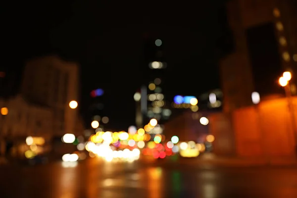 Vista turva da paisagem urbana noturna com efeito bokeh — Fotografia de Stock