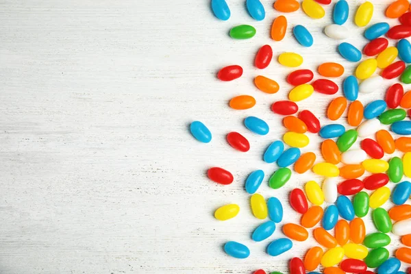 Composición plana con frijoles de gelatina sobre fondo claro. Espacio para texto — Foto de Stock