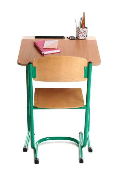 Fából készült iskolai íróasztal fehér háttérrel papírral — Stock Fotó