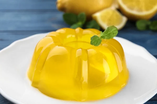 Sabrosa jalea de limón con menta en el plato, primer plano — Foto de Stock