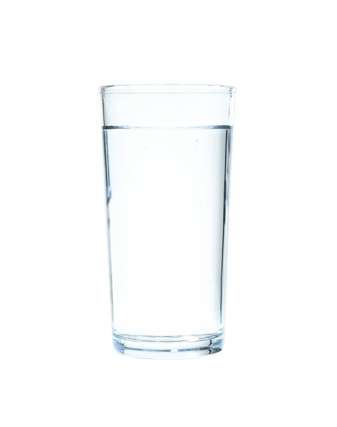 Glas water op blauwe achtergrond. Verfrissend drankje — Stockfoto