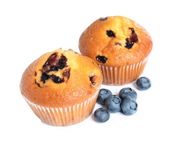 Muffins saborosos com mirtilos no fundo branco — Fotografia de Stock