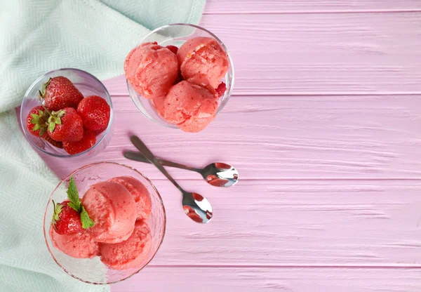 Composição plana com delicioso sorvete de morango na mesa de madeira rosa, espaço para texto — Fotografia de Stock