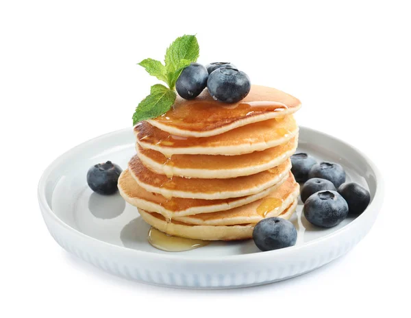 Piring pancake lezat dengan blueberry, madu dan mint di latar belakang putih — Stok Foto