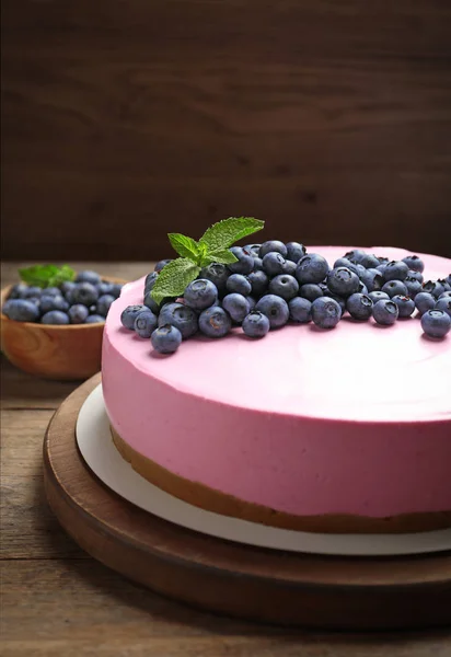 Tafel mit leckerem Heidelbeerkuchen auf Holztisch. Raum für Text — Stockfoto