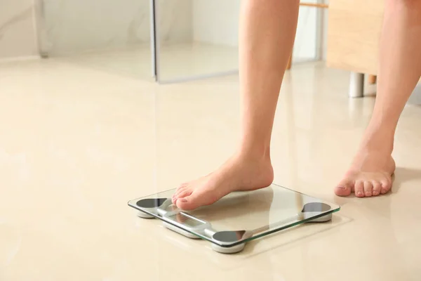 Mulher pisando em escalas de chão no banheiro, espaço para texto. Problema de excesso de peso — Fotografia de Stock