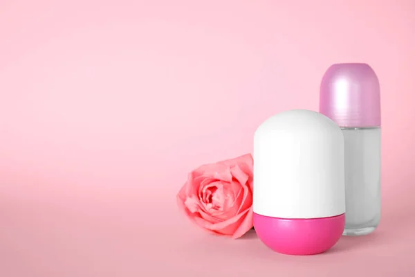 Természetes női roll-on dezodorok és emelkedett rózsaszín háttér, hely a szöveg — Stock Fotó
