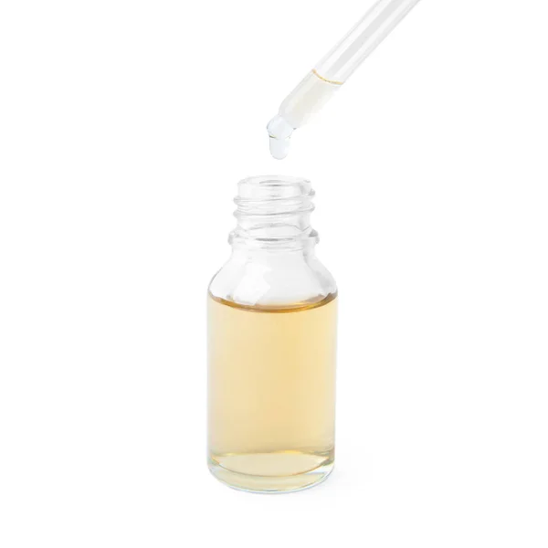 Etherische olie van Pipetteer druipen in glazen fles op witte achtergrond — Stockfoto