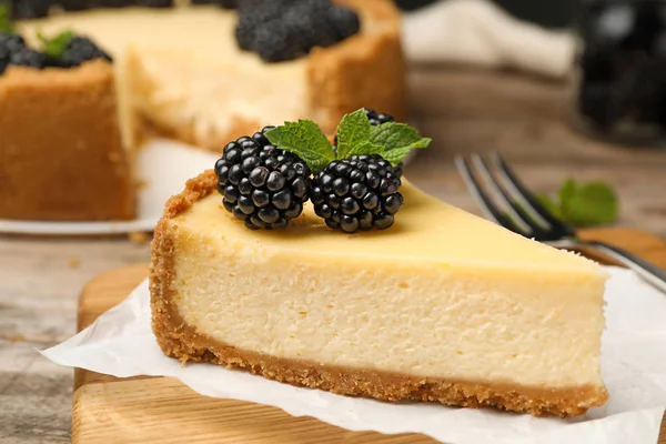 Masada böğürtlen ile süslenmiş lezzetli cheesecake parçası