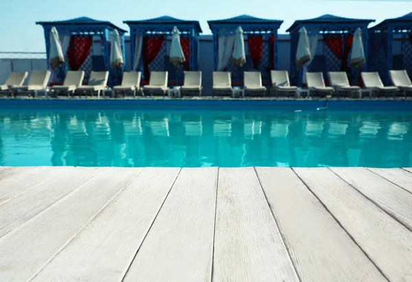 Nowoczesny basen na świeżym powietrzu w słoneczny dzień. Miejsce na tekst — Zdjęcie stockowe