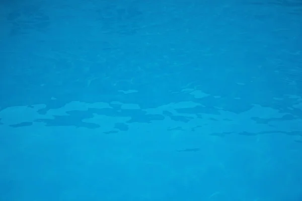 Superficie de la piscina con agua azul limpia como fondo —  Fotos de Stock