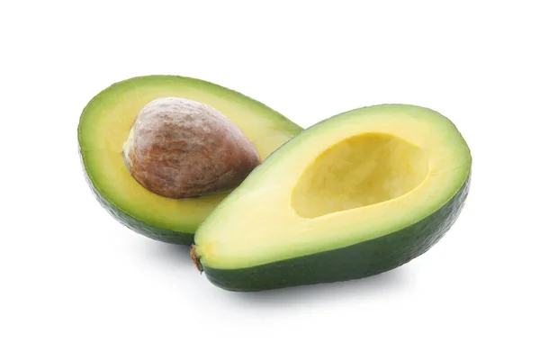 Helften van rijpe avocado met pit op witte achtergrond — Stockfoto