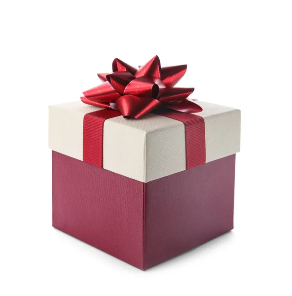 Красивая подарочная коробка с луком на белом фоне — стоковое фото