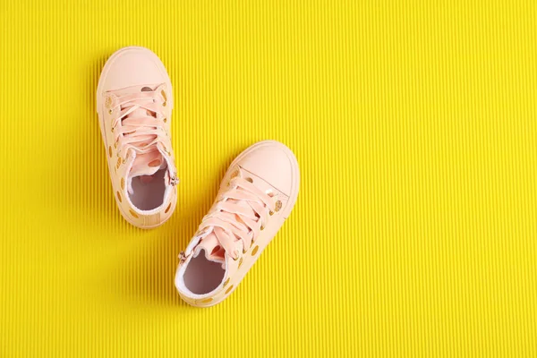 Par de zapatos de niño con estilo en el fondo amarillo, la puesta plana. Espacio para texto — Foto de Stock