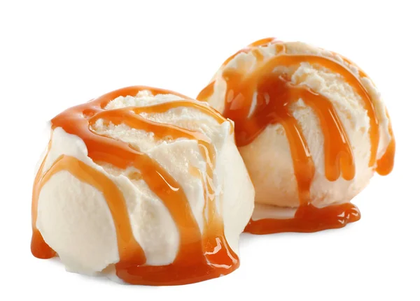 Copas de delicioso helado con salsa de caramelo sobre fondo blanco — Foto de Stock