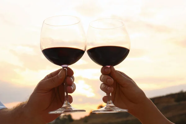 Romantic couple drinking wine together on beach, closeup view — Stock Photo, Image