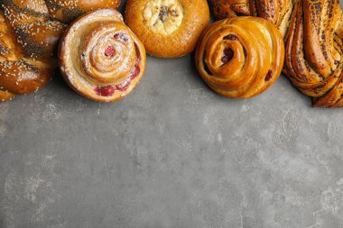 Gri arka plan üzerinde farklı hamur işleri, düz yatıyordu. Metin için alan