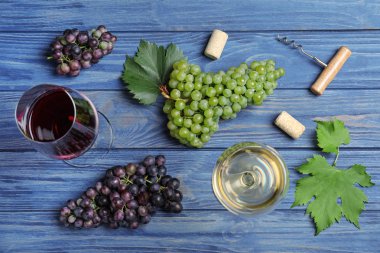 Mavi ahşap masa üzerinde taze olgun sulu üzüm ile Düz yatıyordu kompozisyon