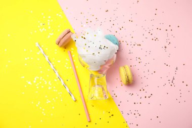 Renk arka plan üzerinde tatlı pamuk şeker ile Düz yatıyordu kompozisyon