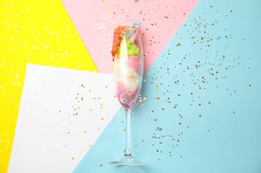 Renkli arka planda pamuk şeker ile Cam, üst görünüm