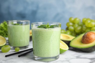 Mermer masada nane ile lezzetli avokado smoothie Gözlük