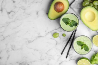 Mermer masa üzerinde lezzetli avokado smoothie ile Düz yatıyordu kompozisyon. Metin için alan