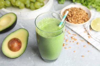 Açık gri mermer masada lezzetli smoothie ve avokado Cam