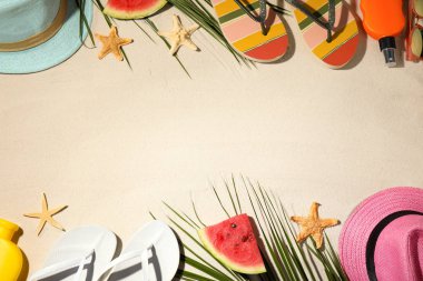 Kum üzerinde plaj aksesuarları ile yapılan çerçeve, düz yatıyordu. Metin için alan