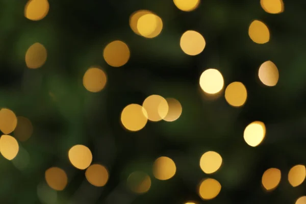 Fundo abstrato com luzes de Natal amarelas borradas, efeito bokeh — Fotografia de Stock