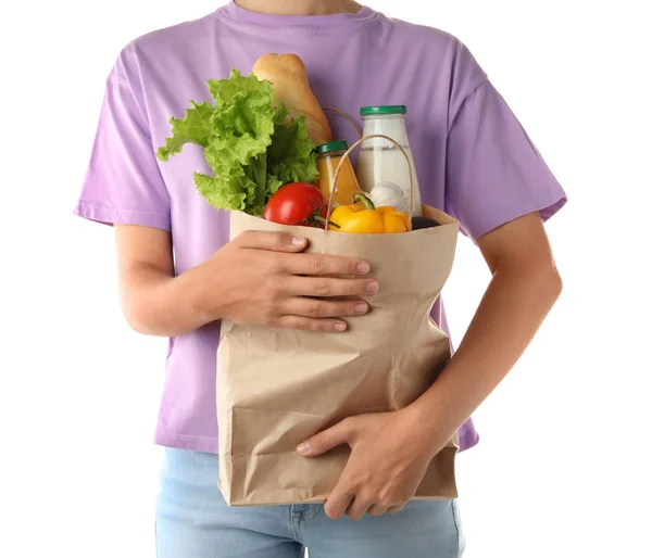 Mujer sosteniendo bolsa de papel de compras con diferentes comestibles sobre fondo blanco — Foto de Stock