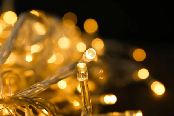 Luzes de Natal brilhantes na mesa, vista de close-up — Fotografia de Stock