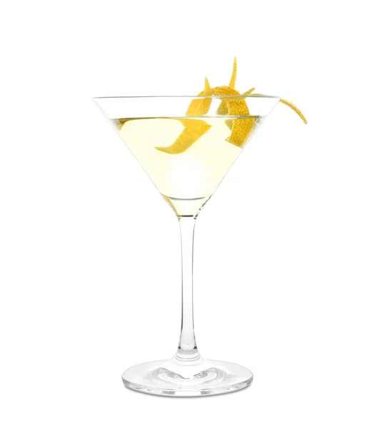 Бокал мартини с лимонной каплей на белом фоне — стоковое фото