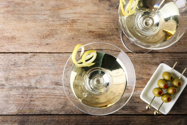 Szemüveg citrom csepp Martini koktél a Zest a fából készült asztal, lapos feküdt — Stock Fotó