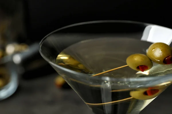 แก้วของมาร์ตินี่แห้งคลาสสิกกับมะกอกบนโต๊ะ, closeup — ภาพถ่ายสต็อก