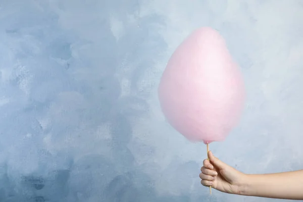 Frau mit süßen rosa Zuckerwatte auf hellblauem Hintergrund, Nahaufnahme. Raum für Text — Stockfoto