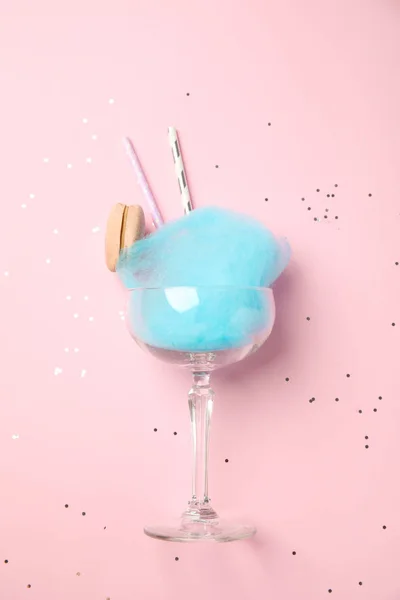 Vidrio con algodón de azúcar y macarrón sobre fondo rosa, vista superior —  Fotos de Stock