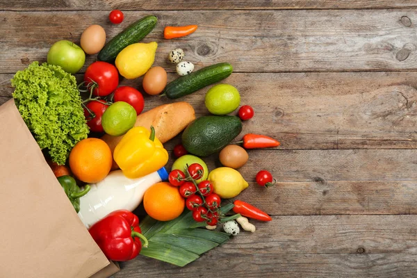 Ahşap masa üzerinde devrik kağıt torba ve bakkaliye ile Düz yatıyordu kompozisyon. Metin için alan