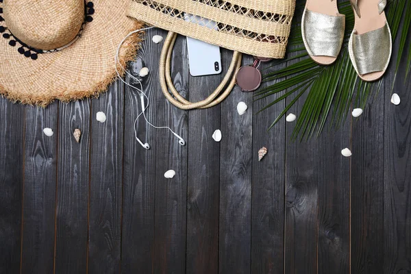 Composición plana con elegantes accesorios de playa sobre mesa de madera negra. Espacio para texto —  Fotos de Stock