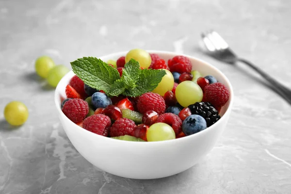 Salada de frutas saborosa fresca na mesa de mármore cinza — Fotografia de Stock