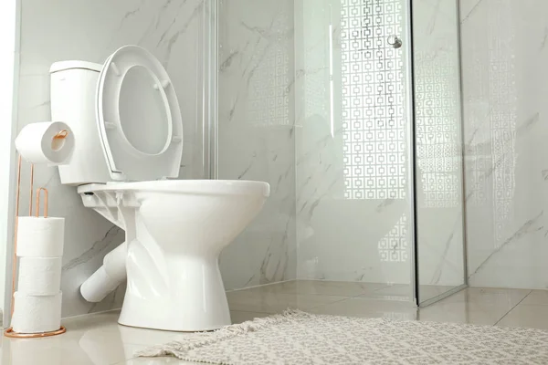 현대 욕실 인테리어에 샤워 실 근처 화장실 그릇 — 스톡 사진