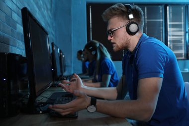 Duygusal adam internet kafede video oyunu oynuyor