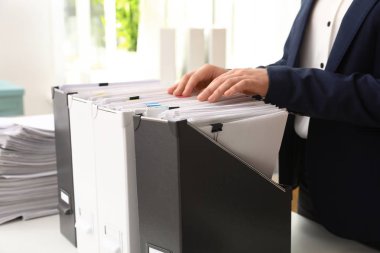 Kadın arşiv klasöründen belge alma, çekim