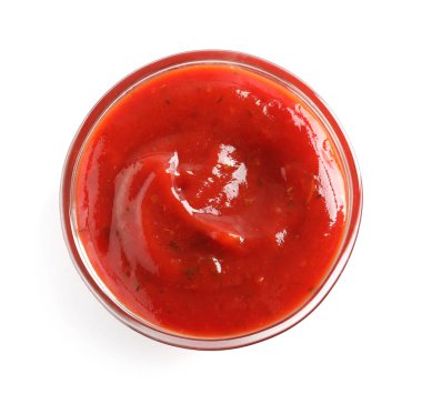 Beyaz arka planda kase lezzetli domates sosu, üst görünümü