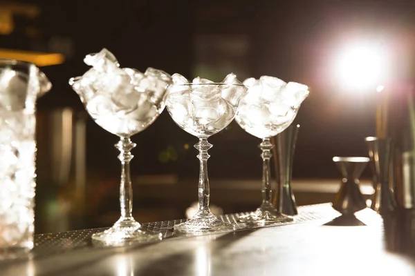 Óculos Martini com cubos de gelo no balcão do bar. Espaço para texto — Fotografia de Stock