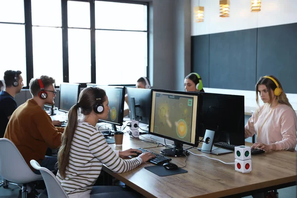 Группа людей, играющих в видеоигры в интернет-кафе — стоковое фото