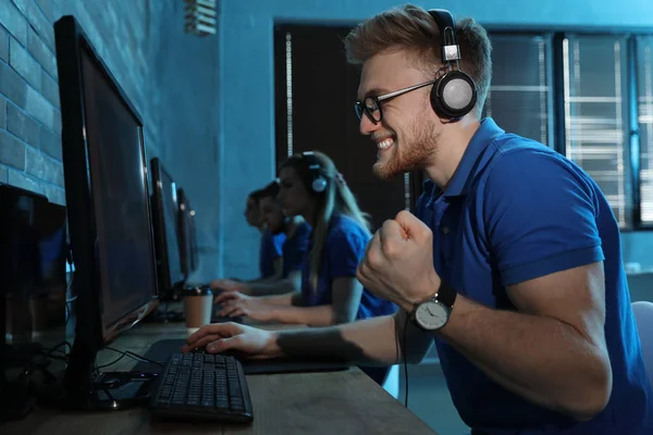 Emocional hombre jugando videojuego en internet café —  Fotos de Stock