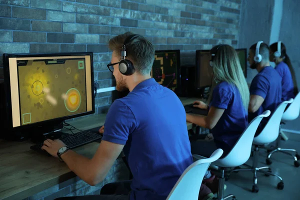 Homem jogando videogame no internet cafe — Fotografia de Stock