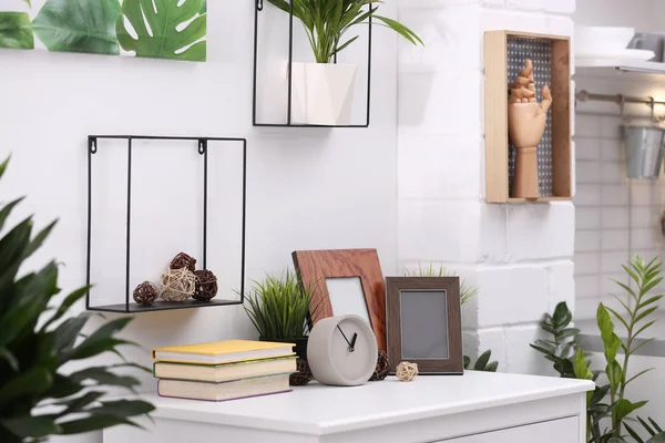 Stijlvol modern interieur met exotische kamerplanten — Stockfoto